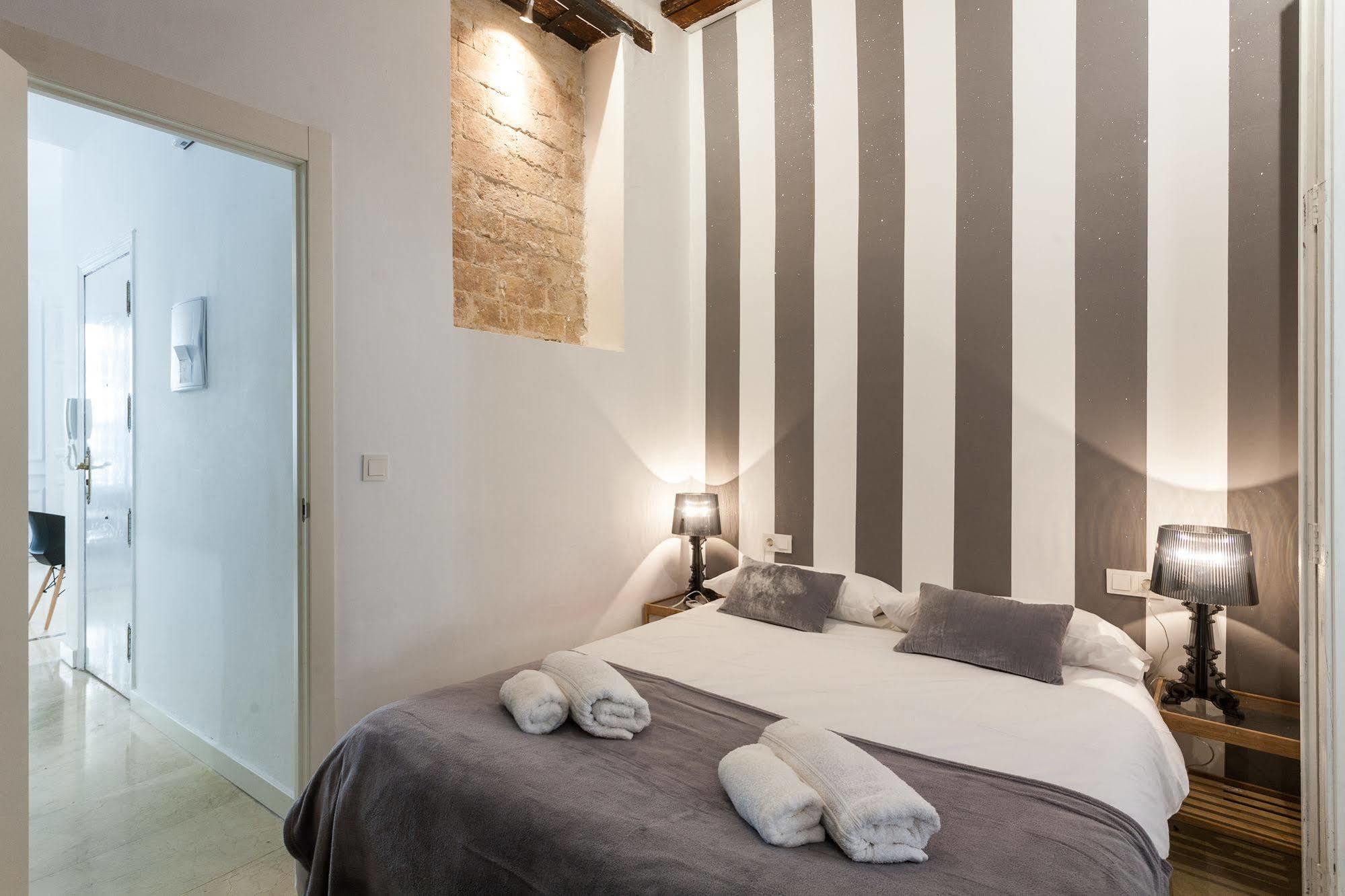 Baron Suites Reina Valence Extérieur photo
